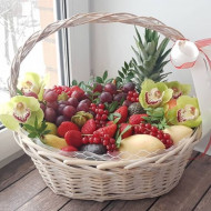 Корзина с фруктами и орхидеями
